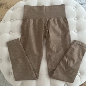 Nvgtn - Nvgtn Contour i färgen Mocha. Storlek S. Bara använda en gång, inga skavanker 