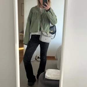 Vårjacka  - Jättesöt grön jacka som passar perfekt till våren och sommaren då den är lite tunnare! Storlek 36 ifrån Whyred. 