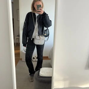 Bomberjacka  - Svart bomberjacka från Lager 157. Storlek L, passar mig bra som vanligtvis har storlek S. Svart utanpå, orange inuti. Nästan helt oanvänd, nypris 450! 