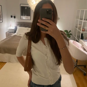 Vit tröja med knappar  - Vit snygg tröja/ kofta från Vero Moda med knappar och kortare ärmar. Funkar utan tröja under och med. Mycket bra skick!