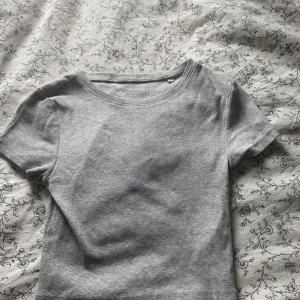 Grå croppad tröja  - Grå tröja utan defekter, säljer då den inte riktigt passar längre 💕