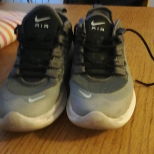Nike air skor - Använda ett fåtal ggr då dom var för små för mig. Använt skick men i mycket bra skick.  Strl 65,5  Köparen betalar frakten