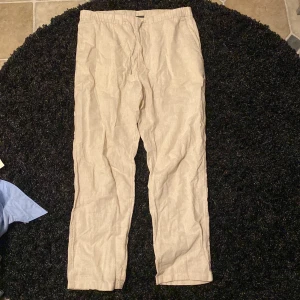 Linnebyxor HM - Linnebyxor från HM köpta förra året. Sparsamt använda utan defekter.