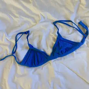 Bikini överdel som är marinblå och sitter jätte fint på än ❤️