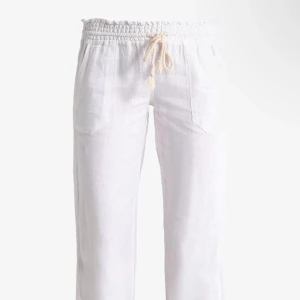 Intressekoll! Eller byta mot S? - Intressekoll på mina Roxy, oanvända så nyskick. Jag har dock sprättat upp kanten längst ner så det ska bli lite längre. Säljer om jag får bra bud men byter helst mitt ett par lika i S