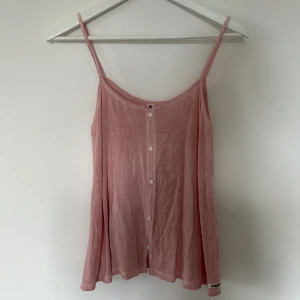 Sommarlinne - Rosa linne med prydnads knappar från Double agent. Välanvänd men i bra skick. Bortklippt tvättlapp (mjukt, tunt material). Storlek S ✨✨✨