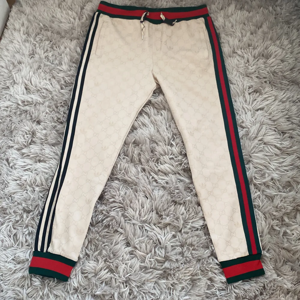 1:1 kopia av Adidas X Gucci.  Storlek XXL men passar nog någon som är M/L.  Säljs då de är för små.   Oanvända. Skick 10/10. Jeans & Byxor.