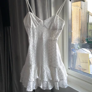 Vit klänning  - Så fin klänning från Zara, perfekt till student/ skolavslutning eller liknande 😇 Nyskick. Dragkedja på ena sidan. 