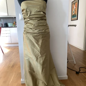 Balklänning - En gröngulaktig balklänning med inga armar😁 passar perfekt till balen!