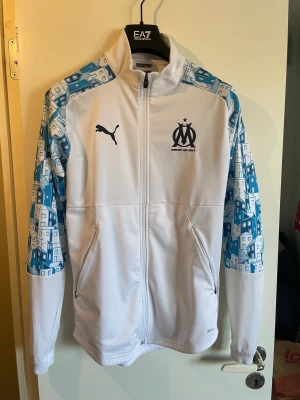 Marseille tröja tjocktröja Frankrike Paris fotboll  - Skick: 9/10 Storlek: M Säljer då jag behöver bli av med en del saker nu när jag flyttar.