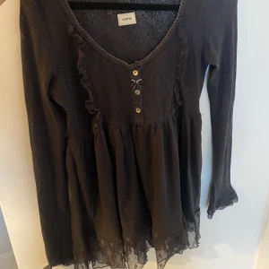 Odd Molly topp 🤍 - Långärmad topp från Odd Molly. Har själv aldrig använt den men den är köpt på sellpy. Den är lite genomskinlig som man ser på sista bilden och skulle säga att den passar storlek xs-m bäst. 