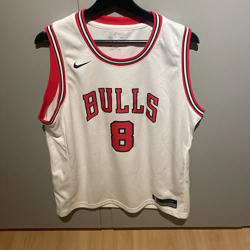 Helt ny Chicago Bulls Jersey med Zach Lavine på ryggen🏀🏀 Storleken är XL. Nypris runt 800, mitt pris 450. T-shirts.