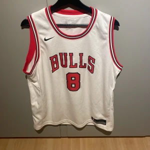 Chicago Bulls Jersey - Helt ny Chicago Bulls Jersey med Zach Lavine på ryggen🏀🏀 Storleken är XL. Nypris runt 800, mitt pris 450