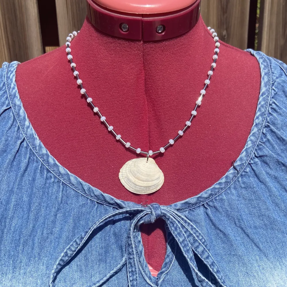Fint somrigt hemmagjort halsband gjort med smyckeswire, glaspärlor och en snäcka! Mäter cirka 49-50 cm. OBS! Mät att halsbandet passar innan köp . Accessoarer.