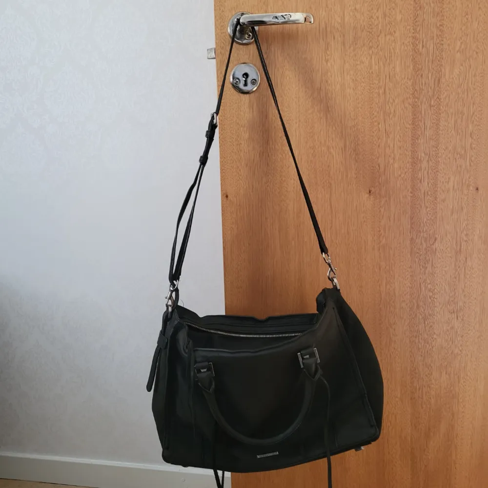 22cm x 34cm x 14cm. Genuine Leather.  Used but no damages.  The strap is adjustable and detachable but is too long so I punched a few holes.. Väskor.