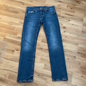 Säljer ett par j.Lindeberg jeans. Väldigt bra skick, använt ett fåtal gånger.