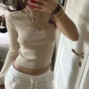 Zara top - Säljer min älskade zara top i superfint skick! (lånade bilder, skriv för egna)❤️