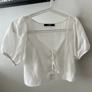 Topp - Säljer denna fina topp från Bikbok, som är perfekt nu till sommaren🥰Säljer även i svart!