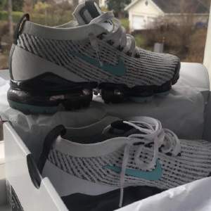 Säljer mina riktigt feta Nike vapormax då dom är för små för mig. Storlek 40 men passar 41. Dom har använts typ 3 gånger å lådan till dom följer med. Köpta på Zalando för cirka 2800. Skick 9/10🔥🔥