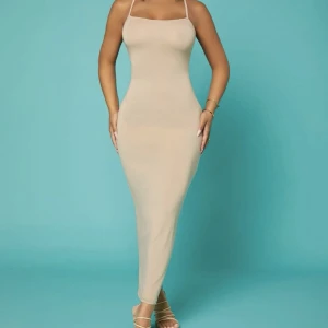 skims dupe klänning - hej!💞 säljer denna supersnygga tajta beiga klänning från Shein i storlek xs! Den är enbart provad och sitter drömmigt på kroppen! säljes pga att färgen inte passade mig🫶🏻