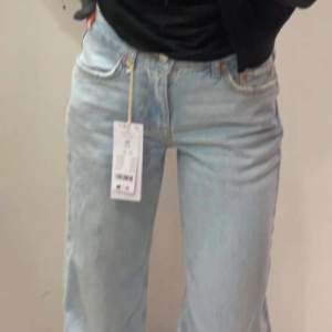 ett par lågmidjade raka jeans,säljer pga använder inte dom längre💕skriv för fler bilder
