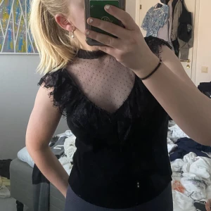 Svart topp - Snygg svart spets topp i bra skick💓strl S, men väldigt strechig så passar de flesta skulle jag säga💓