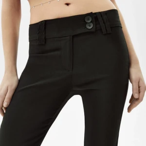 Bershka Kostymbyxor  - De snyggaste kostymbyxorna ifrån Bershka. Sparsamt använda. Passar verkligen till allt och är så bekväma. Storlek 34. 💘