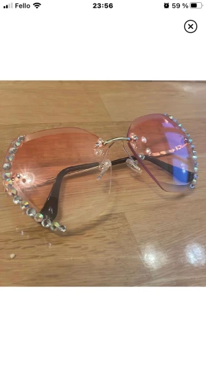 Solglasögon  - Rosa solbrillor med rinestones i fint skick! Köpta här på plick men jag får ej användning ut av dom. Bilderna är från förra ägaren!<3
