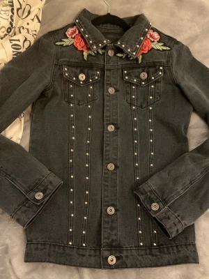 Jeans jacka svart med detaljer - Supersöt jeansjacka, perfekt till sommaren!
