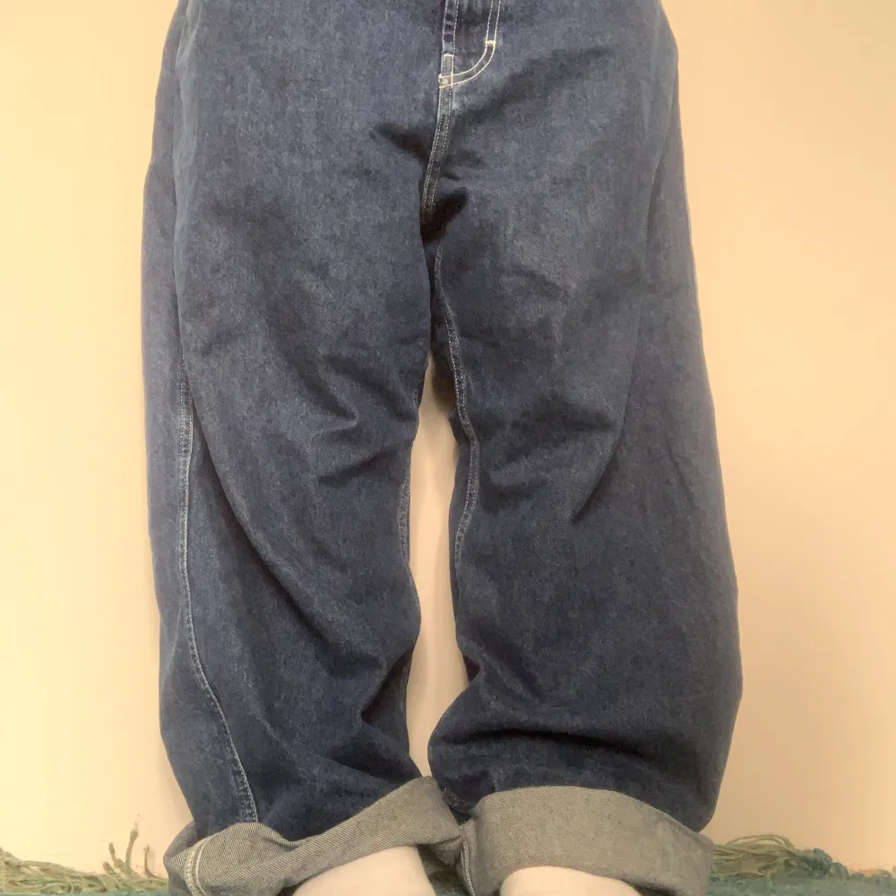 aaaasfeta jeans men som tyvärr inte kommer till användning :( använda typ 5 gånger om ens det och har inga defekter förutom ett pyttelitet hål (syns på sista bilden) dom är väldigt långa men går att vika upp ännu mer än vad jag gjort! Nypris 800. Jeans & Byxor.