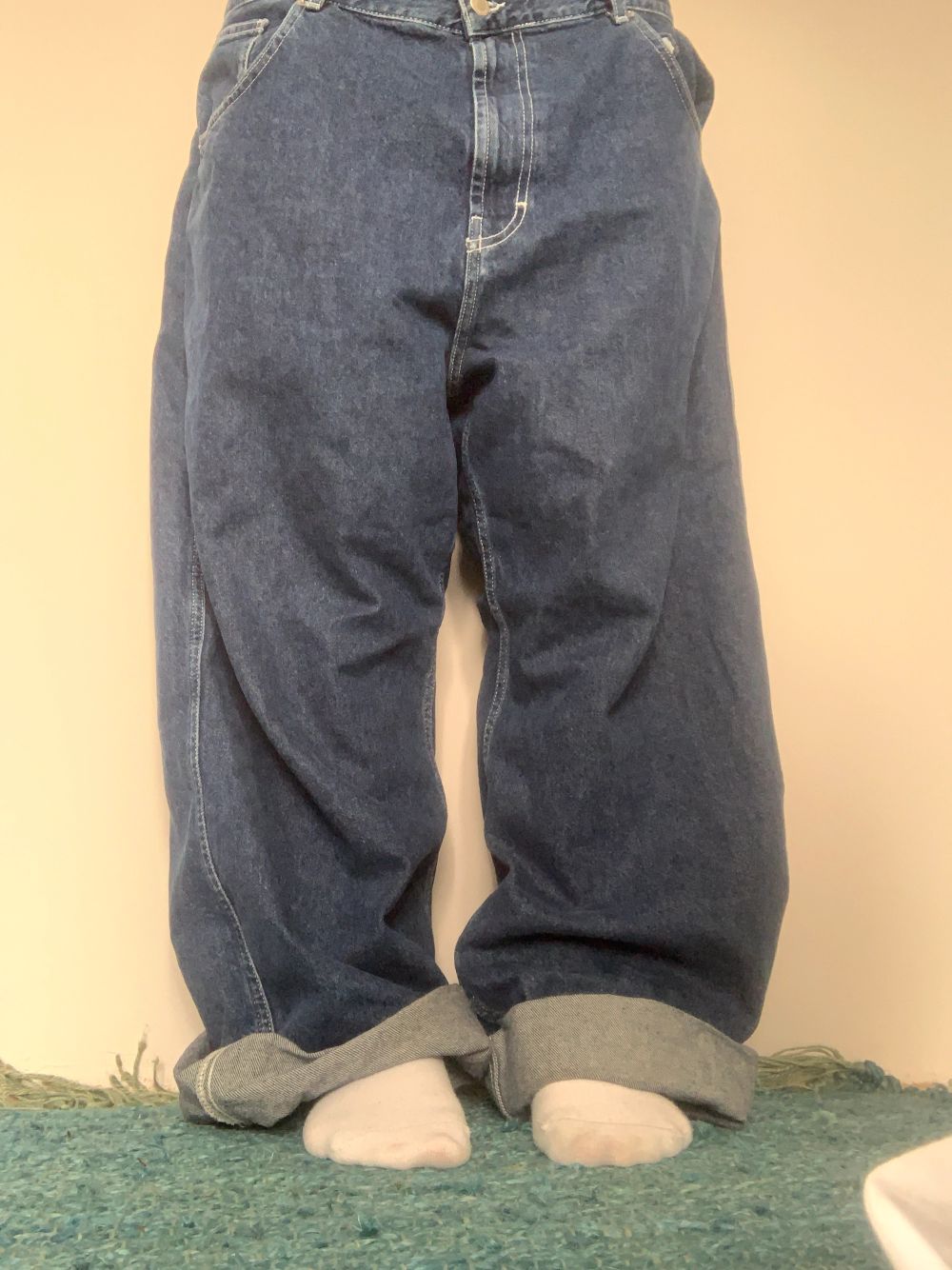 aaaasfeta jeans men som tyvärr inte kommer till användning :( använda typ 5 gånger om ens det och har inga defekter förutom ett pyttelitet hål (syns på sista bilden) dom är väldigt långa men går att vika upp ännu mer än vad jag gjort! Nypris 800. Jeans & Byxor.