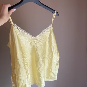 Så söt topp - Super söt topp, jätte bra skick! Ser lite gulare/ljusgulare ut beroende på ljus. Passar allt från S-L då den är ganska bred, skriv för fler bilder💛 