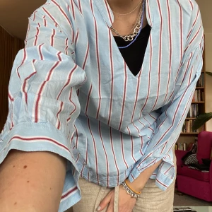 Randig topp - Randig topp i bomull. Superskön och somrig. Storlek 44 men sitter även fint (lite oversized) på mindre. Endast testad