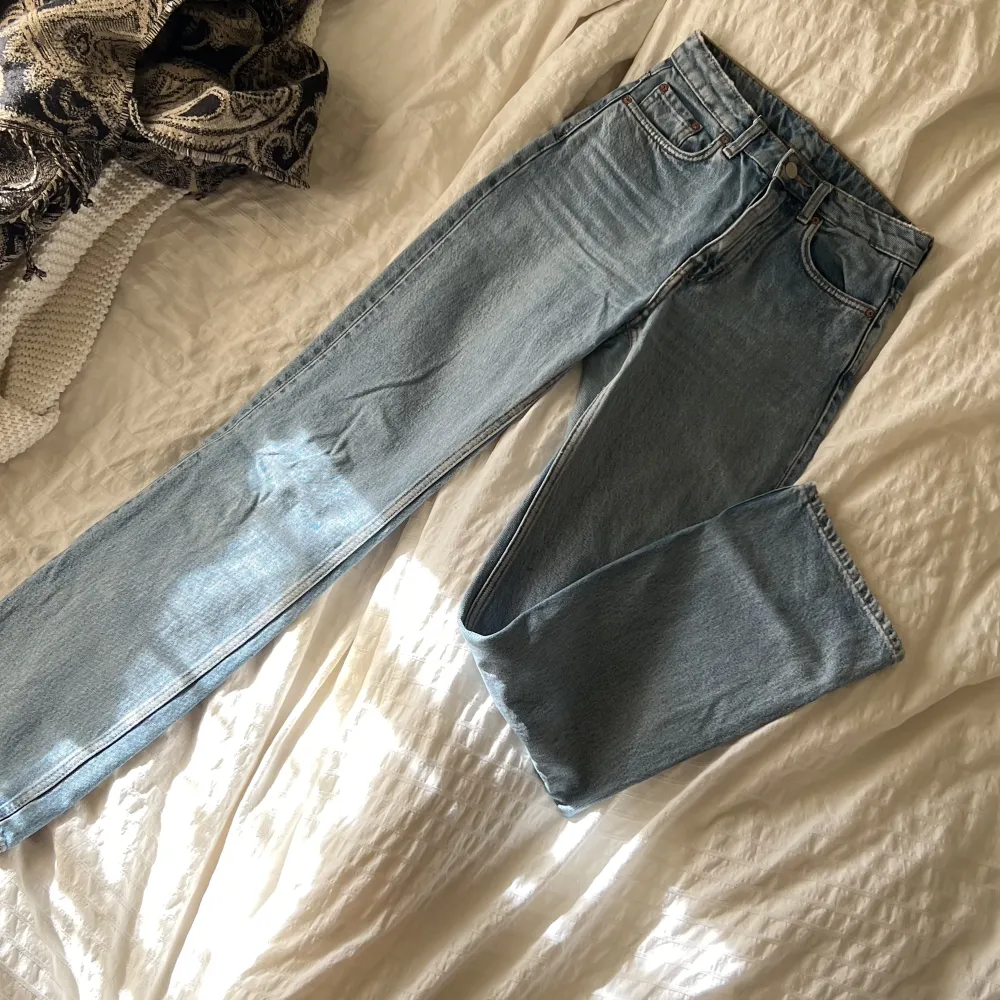 Säljer dessa weekday jeans i storlek 34/32 de har inga defekter alls de är som nya.. Jeans & Byxor.