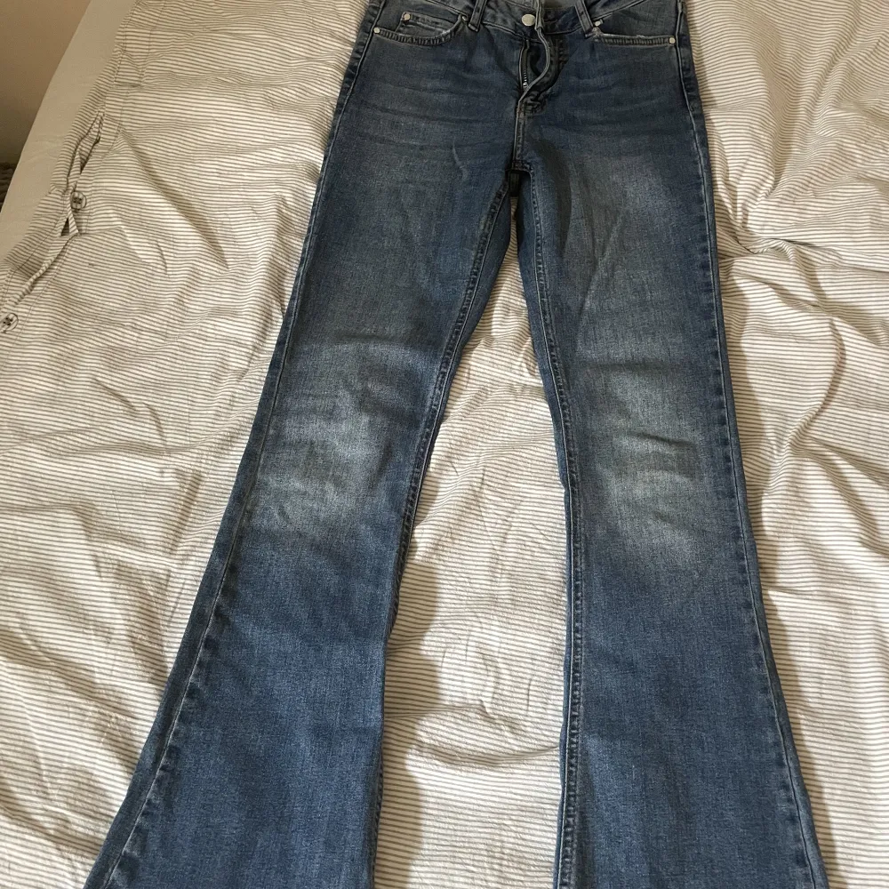 Säljer bootcut jeans från Gina tricot. Medelhög midja och mörkblå färg. Storlek s men dom är små i storleken. Slälj pga att jag växt ur dom💕. Jeans & Byxor.