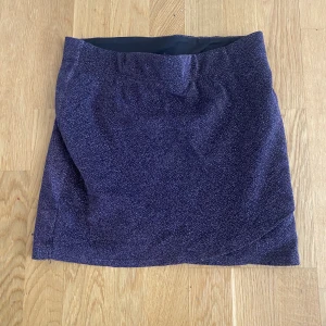 Glittrig kjol/Topp - Säljer min super fina lila glittriga kjol. Kan även andvänder som topp🤩