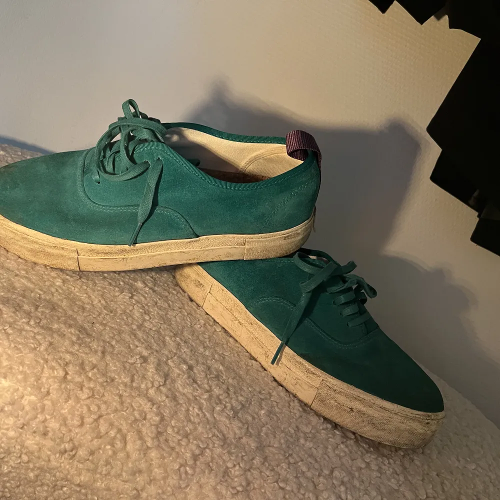 Blå yourturn Nypris 1399 Säljer för 599 Vita air jordans storlek 42 Nypris 3399 Säljes för 1200 Gröna eytys Nypris 1700 Säljes för 700. Kengät.