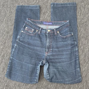 Jeans - Säljer dessa snygga trussardi jeans i storlek 29. De är midwaisted och mörkblåa med snygga bakfickor och röda sömmar. 
