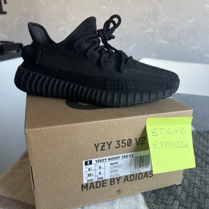Yeezy 350 v2 Onyx - US 6 1/2 | Eu 39 1/3 10/10 Kvitto finns 