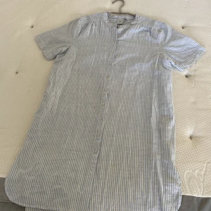 Skjortklänning  - Randig skjortklänning. Använd 2ggr.