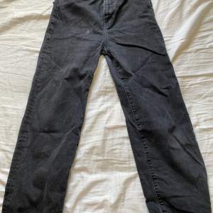 Svarta jeans från lager 157. Använda ca 2 gånger. Fint skick.