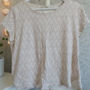 T-shirt  - T-shirt från H&M i storlek M