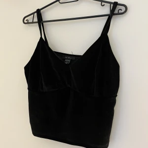 Topp - Svart topp i sammet, storlek L⚡️