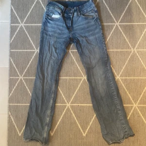 hm lowwaist jeans  - de populära true religion liknande jeansen från hm!! så snygga, och perfekt passform. lite slitna längst ner men annars hela. 