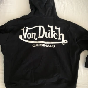 Von dutch hoodie - Svart Von dutch hoodie med nice tryck på ryggen, nyskick, storlek L. Originalpris 800kr