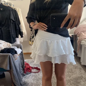 Volangkjol - Säljer min supersöta volangkjol, den är knappt använd och i i ett bra och skönt material! Går att ha som topp också! Den är köpt utomlands för 400 mitt åris är 175 men går att diskutera!💋