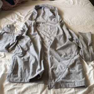 Tränings tröja - Säljer denna super mjuka tränings tröja. Då den tyvärr inte kommer till användning. Använd 1 gång. Har åkt med i tvätten just för att den ska säljas. Vid intresse kontakta mig.