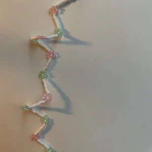 Blomhalsband - Superfint halsband perfekt inför sommaren🤍💚💖