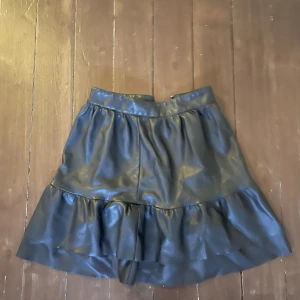 Skinnkjol - Säljer denna snygga skinn kjolen då den inte kommer till användning längre! De är storlek S men skulle säga den passar Xs och M oxå! Den har inga defekter💗Hör av er för fler bilder!