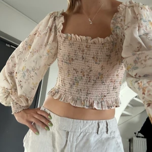 Sommar topp  - Superfin topp från Gina tricot! Storlek 34 men passar även 36/38😁